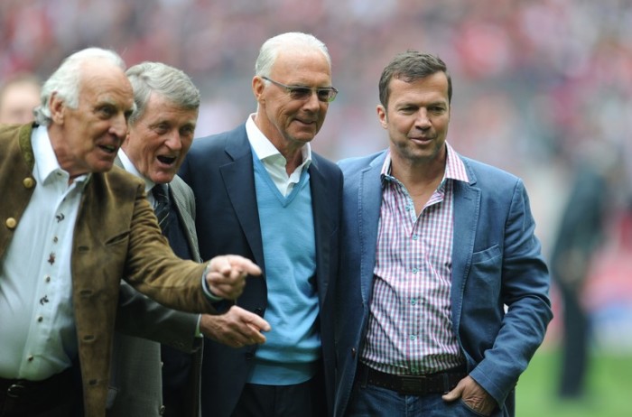 Die ehemaligen Münchner Spieler Franz Roth (L-R), Werner Olk, Franz Beckenbauer und Lothar Matthäus in Augsburg in München. Foto: epa/Andreas Gebert