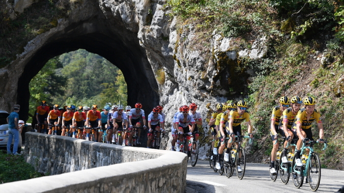 UCI WorldTour - Tour de France, La Tour-du-Pin - Villard-de-Lans (164,00 km), 16. Etappe: Das Hauptfeld in Aktion. Foto: David Stockman/Belga/dpa