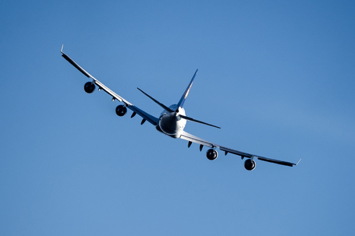 Ein Passagierflugzeug befindet sich kurz nach dem Start vom Flughafen im Steigflug. Foto: Silas Stein/Dpa