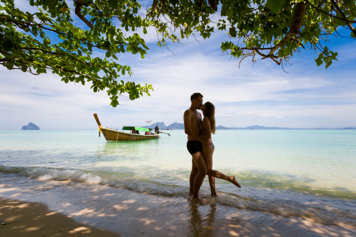 Ausländisches Touristenpärchen an einem Strand im Süden von Thailand. Archivbild: Adobe Stock