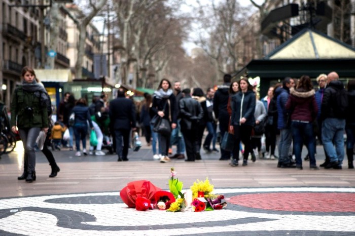 Mit Blumen den Opfer des Terroranschlags in Barcelona gedacht. Foto: epa/Quique Garcia