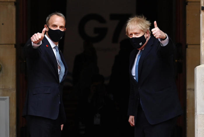 Der britische Außenminister Dominic Raab (L) mit dem britischen Premierminister Boris Johnson (R) beim Treffen der G7-Außenminister im Lancaster House in London. Foto: epa/Andy Rain