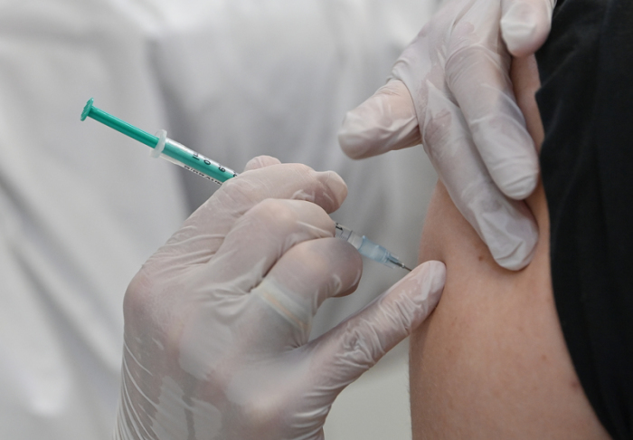 Ein Mann bekommt eine Covid-19-Schutzimpfung im Impfzentrum der Bundeswehr und der Johanniter-Unfall-Hilfe e.V. Foto: Patrick Pleul/dpa-zentralbild/dpa