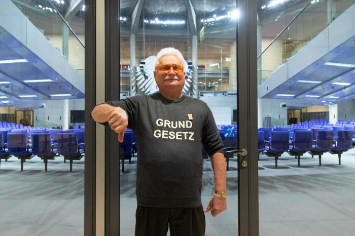 Der ehemalige polnische Staatspräsident und Friedensnobelpreisträger Lech Walesa trägt ein T-Shirt mit der Aufschrift 