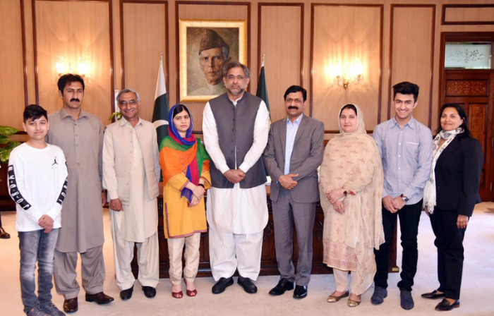 Ministerpräsident Shahid Khaqan Abbasi (M.) mit Malala Yousafza (M. l.). Foto: epa/Efe/PID