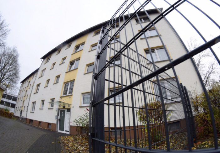 Ein Mehrfamilienhaus in Kassel, in dem am 21.11.2017 in den frühen Morgenstunden eine Wohnung aufgrund Terrorverdachts durchsucht wurde. Foto: dpa/Göran Gehlen