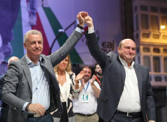Inigo Urkullu (L), Präsident des Baskenlandes, und Andoni Ortuzar (R), Präsident der Baskischen Nationalistischen Partei (PNV), feiern nach gewonnenen baskischen Wahlen in ihrem Parteisitz in Bilbao. Foto: epa/Luis Tejido