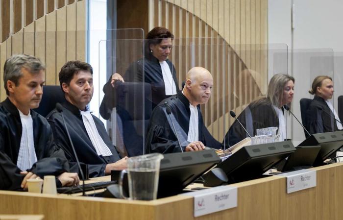 Der Vorsitzende Richter Hendrik Steenhuis (3-L) eröffnet die Gerichtssitzung, während der Prozess im Hochsicherheitsgerichtsgebäude am Flughafen Schiphol in der Nähe von Amsterdam wieder aufgenommen wird. Foto: epa/Robin van Lonkhuijsen