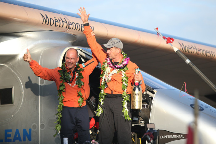 Fünf Tage und Nächte alleine in einem Mini-Cockpit über dem Pazifik, nur von Sonnenenergie angetrieben: Der riskante Flug von «Solar Impulse 2» wird von einer reibungslosen Landung auf Hawaii gekrönt. Foto: epa/Bruce Omori