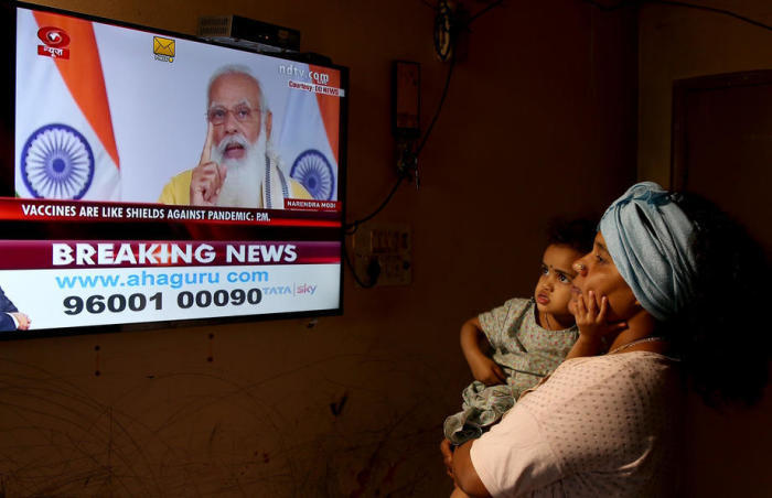 Eine Indische Frau schaut sich eine Fernsehübertragung der Ansprache des indischen Premierministers Modi an die Nation in Bangalor an. Foto: epa/Jagadeesh Nv
