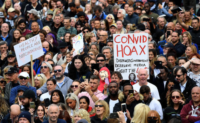 Tausende von Menschen protestieren am Trafalgar Square gegen die Sperrung des Coronavirus in London. Foto:epa/Andy Rain