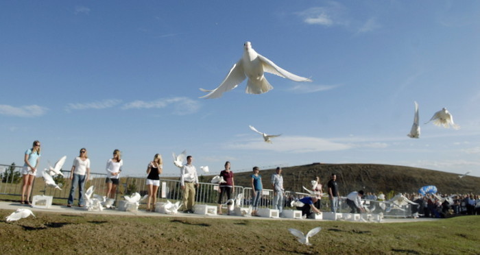 Tauben werden zum Gedenken an die Opfer der Schießerei an der Columbine High School während der Einweihungszeremonie des Columbine Memorial im Clements Park in Littleton, Colorado, freigelassen. Foto: epa/Rick Giase