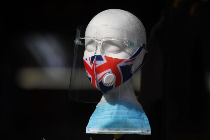 In der Oxford Street in London trägt eine Schaufensterpuppe eine Union Jack-Maske und ein Visier. Foto: epa/Neil-saal