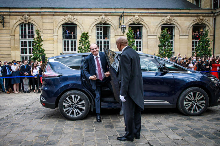 Der neu ernannte Premierminister Jean Castex trifft zu einer Übergabezeremonie ein. Foto: epa/Christophe Petit Tesson