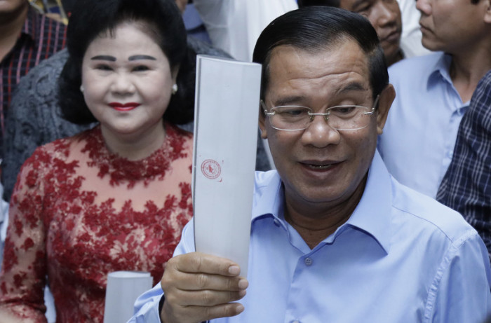 Kambodschas Premierminister Hun Sen mit seiner Gattin Bun Rany (l.) in einer Wahlstation in der Provinz Kandal. Foto: epa/Mak Remissa