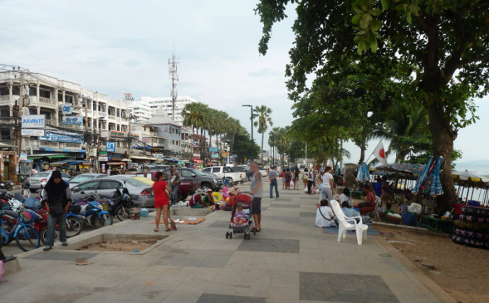 Pattayas Strandurlauber galten schon immer als hartgesotten, weshalb trotz Baustelle ein lebhaftes Treiben auf Jomtiens Flaniermeile herrscht. Fotos: bj