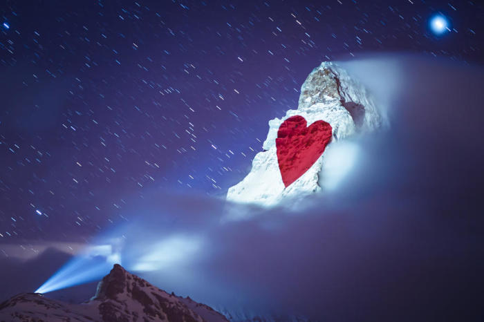Der Schweizer Lichtkünstler Gerry Hofstetter beleuchtet das ikonische Matterhorn. Foto: epa/ Valentin Flauraud