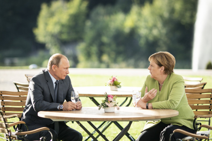Der russische Präsident Wladimir Putin (l.) und die deutsche Bundeskanzlerin Angela Merkel (r.). Foto: epa/Steffen Kugler