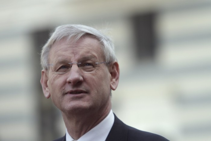 Der frühere schwedische Außenminister Carl Bildt stellt Fragen. Foto: epa/Valda Kalnina
