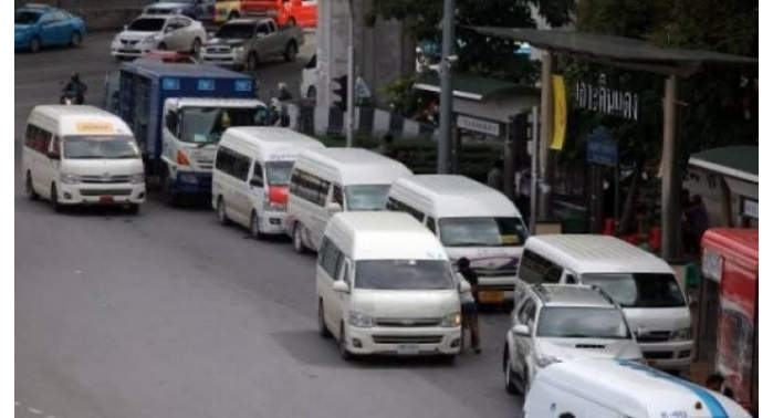 Minibusse warten auf Fahrgäste in Bangkok. Foto: The Nation