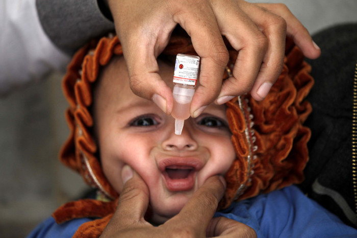 Ein Gesundheitsarbeiter verabreicht Polio-Impfstoff an Kinder. Foto: epa/Arshad Arbab