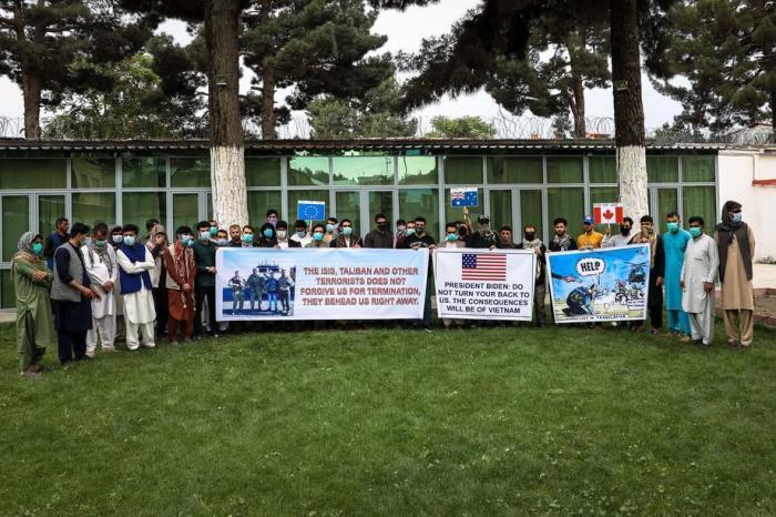 Afghanische Dolmetscher halten Plakate während einer Demonstration gegen die US-Regierung, die UN und andere NATO-Länder in Kabul. Foto: epa/Hedayatullah Inmitten