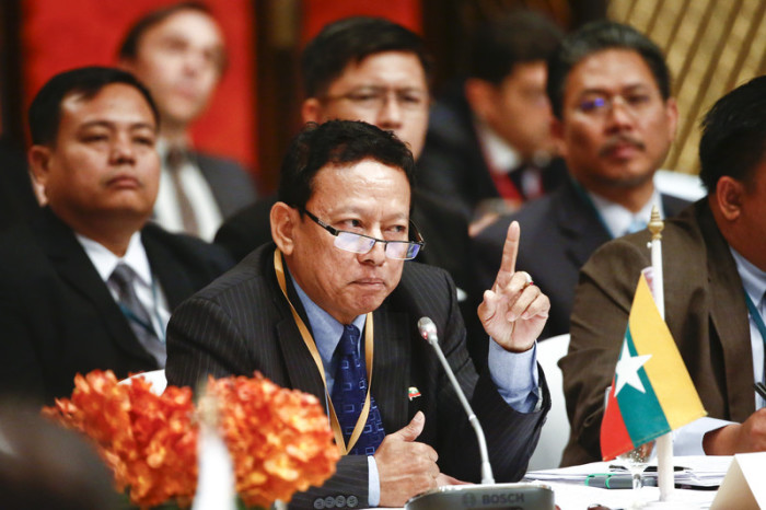 Myanmars Delegationsleiter Htin Lynn weist in Bangkok jede Schuld von sich. Foto: epa/Diego Azubel