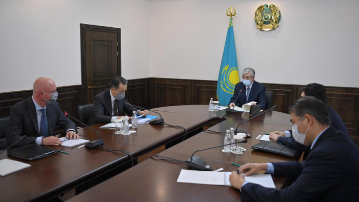 Der kasachische Präsident Kassym-Jomart Tokajew (C) leitet eine Sitzung der operativen Zentrale in Almaty. Foto: epa/Kazakh President Press Service