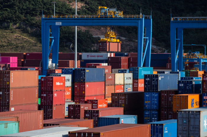 Containerhafen im ostchinesischen Qingdao. Foto: epa/Roman Pilipey