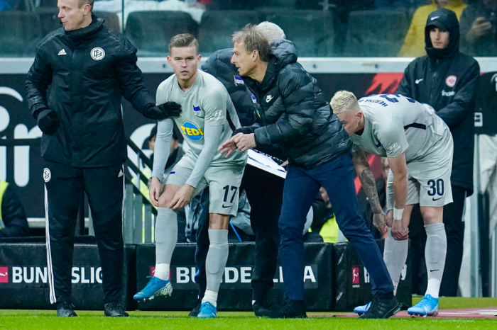 Berlins Trainer Jürgen Klinsmann spricht mit Berlins Maximilian Mittelstädt (l). Foto: Uwe Anspach/Dpa