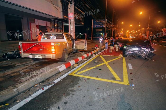 Ein sturzbetrunkener und nur in Unterhose bekleideter Thailänder rammte mit seinem Pick-up-Truck zu später Stunde ein Motorrad und einen BMW, bevor sein Fahrzeug an einem Strommast zum Stehen kam. Foto: Pattaya Update News