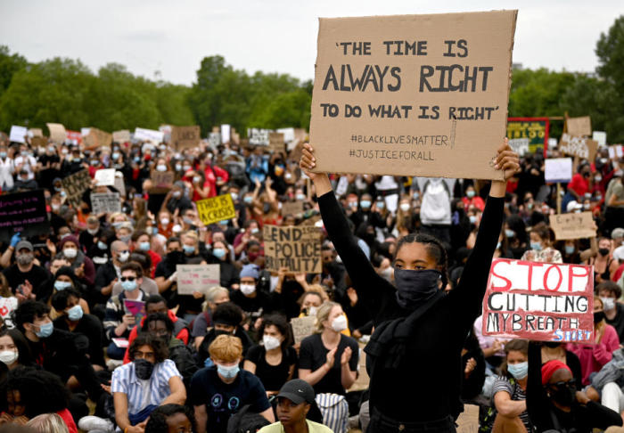 Menschenmassen versammeln sich zu einer Demonstration bei einer Demonstration für Gerechtigkeit für Schwarze in London. Foto: epa/Neil Hall
