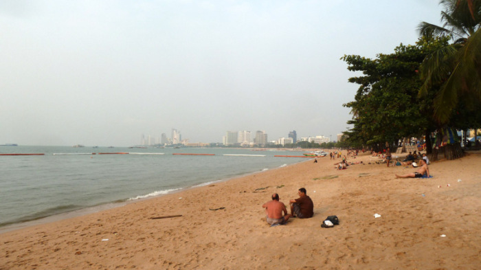 Nur wenige Urlauber scheinen sich mit der Strandräumung anfreunden zu wollen. Mittwochs ist der Strand an der Beach Road beinahe menschenleer.