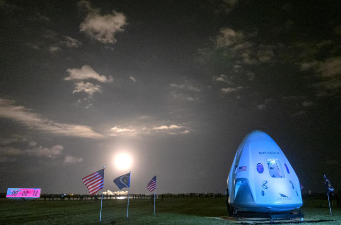 Ein Modell der Dragon-Besatzungskapsel ist zusammen mit der SpaceX-Rakete Resilience zu sehen. Foto: epa/Cristobal Herrera-ulashkevich