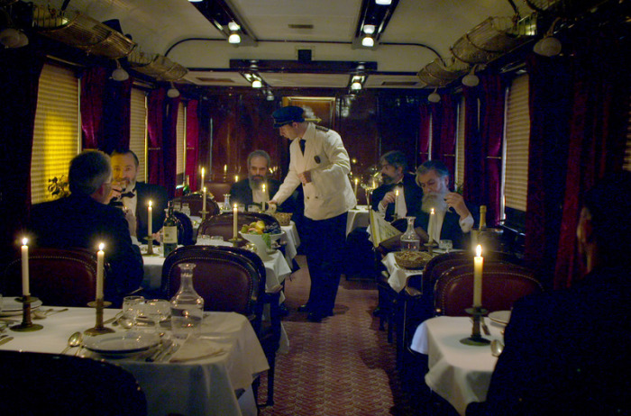 Ein prunkvoller Speisewagen im Orient-Express in einer Spielszene der Arte-Dokumentation «Der Orient-Express - Vintage auf Schienen», die am Samstag 16.03.2019 auf Arte ausgestrahlt wird. Foto: ARTE France/Dpa