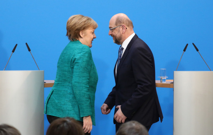 07.02.2018, Berlin: Bundeskanzlerin Angela Merkel (CDU) und der SPD-Vorsitzende Martin Schulz kommen nach den Koalitionsverhandlungen von CDU, CSU und SPD auf einer Pressekonferenz auf die Bühne. Foto: dpa/Kay Nietfeld
