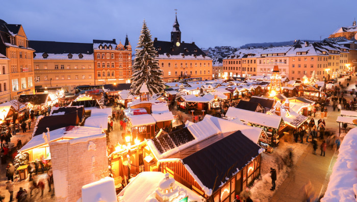 Schneebedeckt sind die Buden auf dem Annaberger Weihnachtsmarkt. Foto: Jan Woitas/Zb/dpa