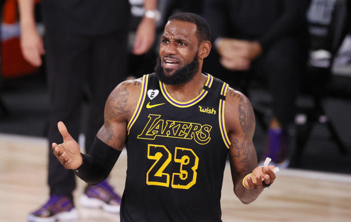 Los Angeles Lakers-Stürmer LeBron James reagiert, nachdem er im vierten Viertel des fünften Basketball-Endspiels der NBA Finals zu einem Offensiv-Foul aufgefordert wurde. Foto: epa/Erik S. Lesser