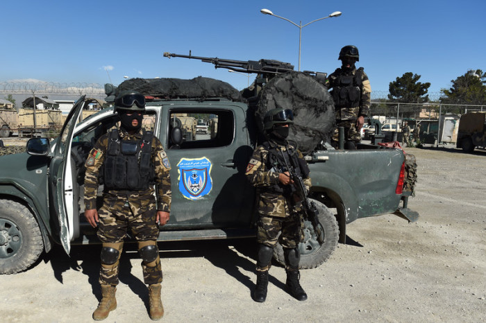 Mitglieder der Sondermissionseinheit bereiten sich auf den Abflug vom Kabuler Garnisonskommando in Kabul auf Patrouille vor. Foto: epa/Paul Miller