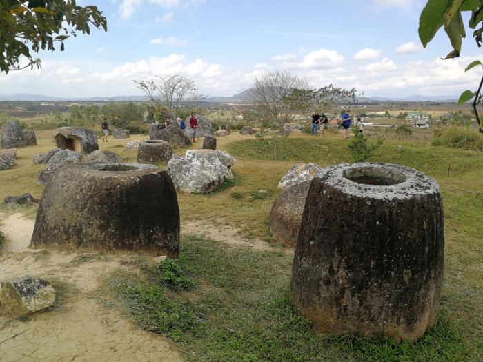 Die „Ebene der Tonkrüge“ müsste in Wirklichkeit „Hügel der Steinbehälter“ heißen. Die Größten wiegen mehrere Tonnen.
