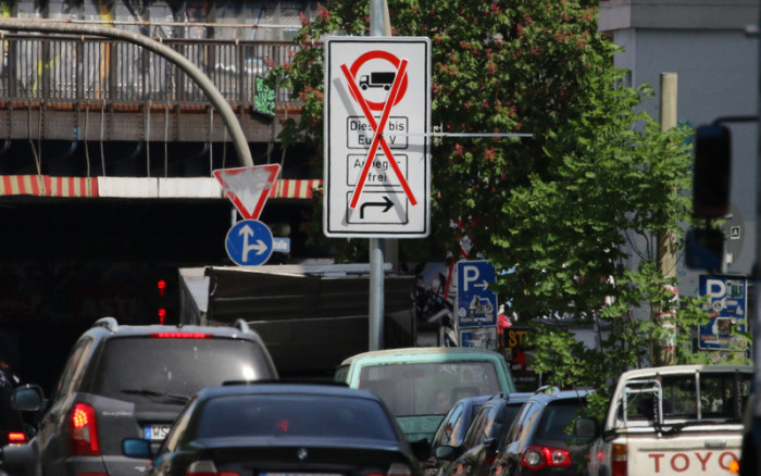 Ein Schild informiert über das Dieselfahrverbot in Hamburg. Foto: epa/Focke Strangmann