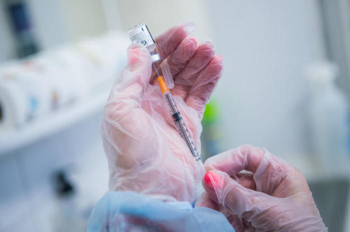Ein Krankenpfleger bereitet eine Dosis des Impfstoffs von Pfizer-BioNTech gegen Covid-19 vor. Foto: epa/Zoltan Balogh