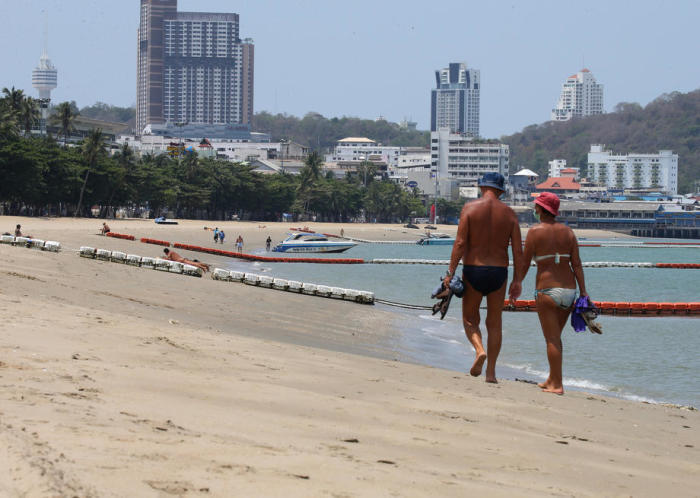 Ausländisches Pärchen auf Strandspaziergang am Pattaya Beach. Foto: epa/Narong Sangnak