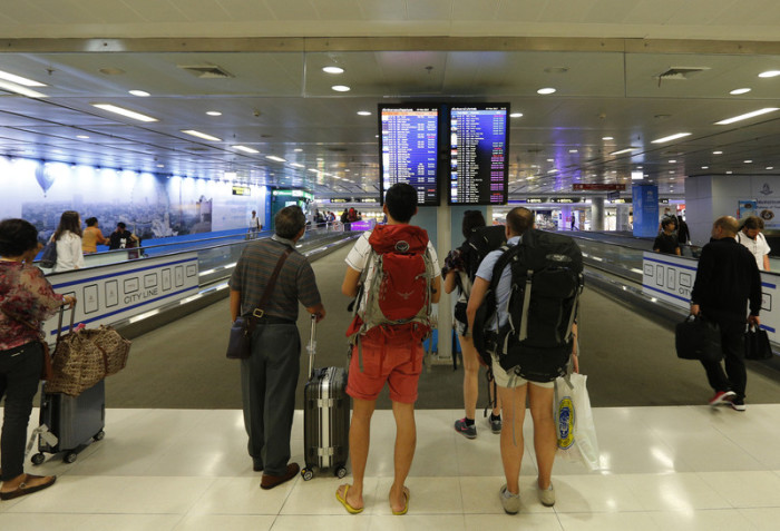 Touristen am Bangkoker Flughafen Suvarnabhumi. Foto: epa/Narong Sangank