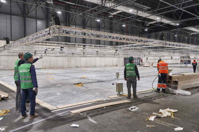 Arbeiter bauen die Räume für die Weltklimakonferenz in einem Pavillon auf der Madrider Messe (IFEMA). Foto: IFEMA/Dpa