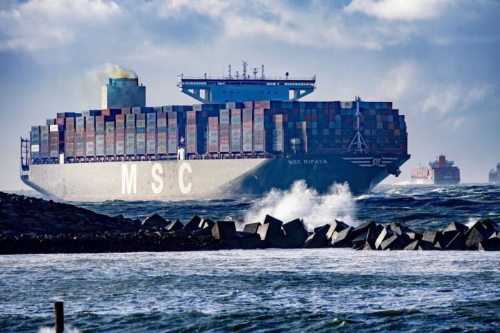 Ankunft des ersten Containerschiffs aus dem Suezkanal in Rotterdam. Foto: epa/Robin Utrecht
