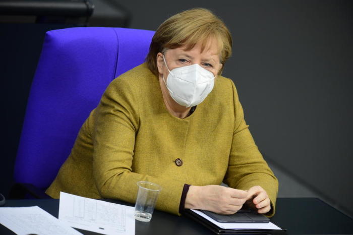 Bundeskanzlerin Angela Merkel schaut zu, während sie während einer Sitzung des Deutschen Bundestages in Berlin eine Gesichtsmaske trägt. Foto: epa/Clemens Bilan