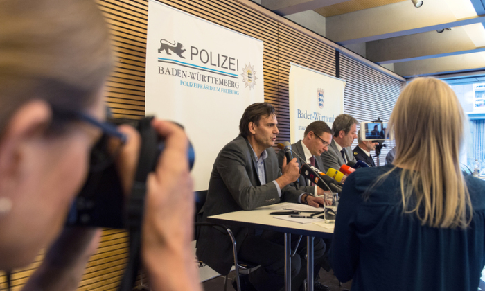 Sieben Wochen nach dem Mord an einer Medizinstudentin in Freiburg sitzt ein Verdächtiger in Untersuchungshaft. Es ist ein minderjähriger unbegleiteter Flüchtling.  Foto: dpa/Patrick Seeger