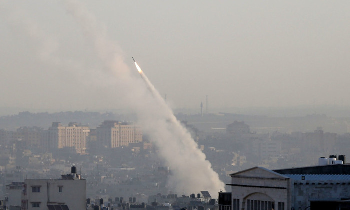 Eine palästinensische Rakete wird aus der Stadt Gaza abgefeuert. Foto: Ashraf Amra/Apa Images Via Zuma Wire/dpa