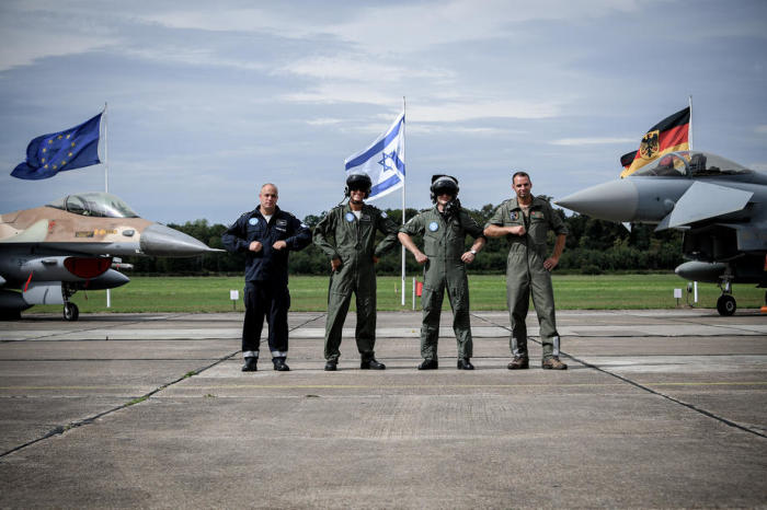 Piloten und Techniker aus Israel (L) und aus Deutschland (R) stehen während der gemeinsamen deutsch-israelischen Militärübung Blue Wings 2020 in Nörvenich. Foto: epa/Sascha Steinbach